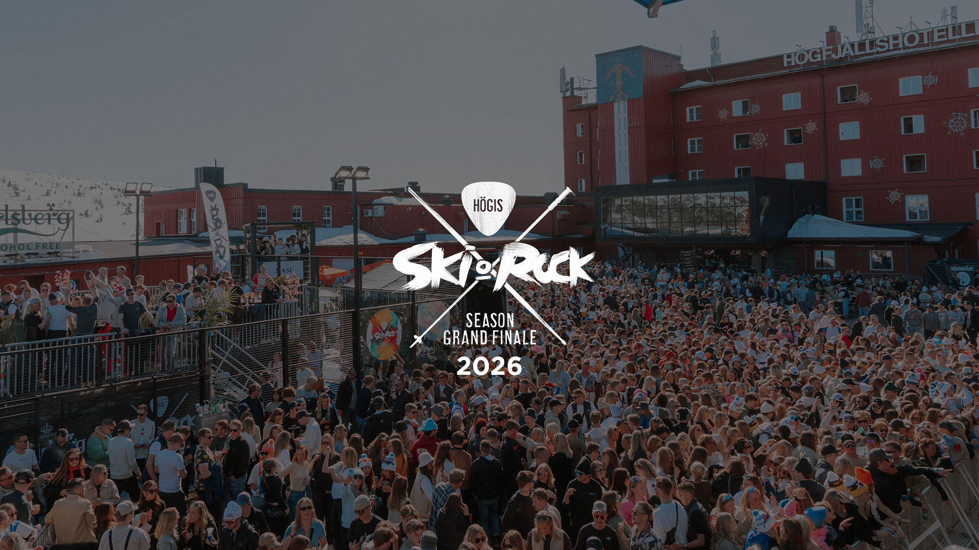 Stor folkmassa vid Högfjällshotellet under Ski & Rock-festivalens stora final 2026, med texten "Högfjället Ski & Rock Season Grand Finale 2026" överlagrad på bilden