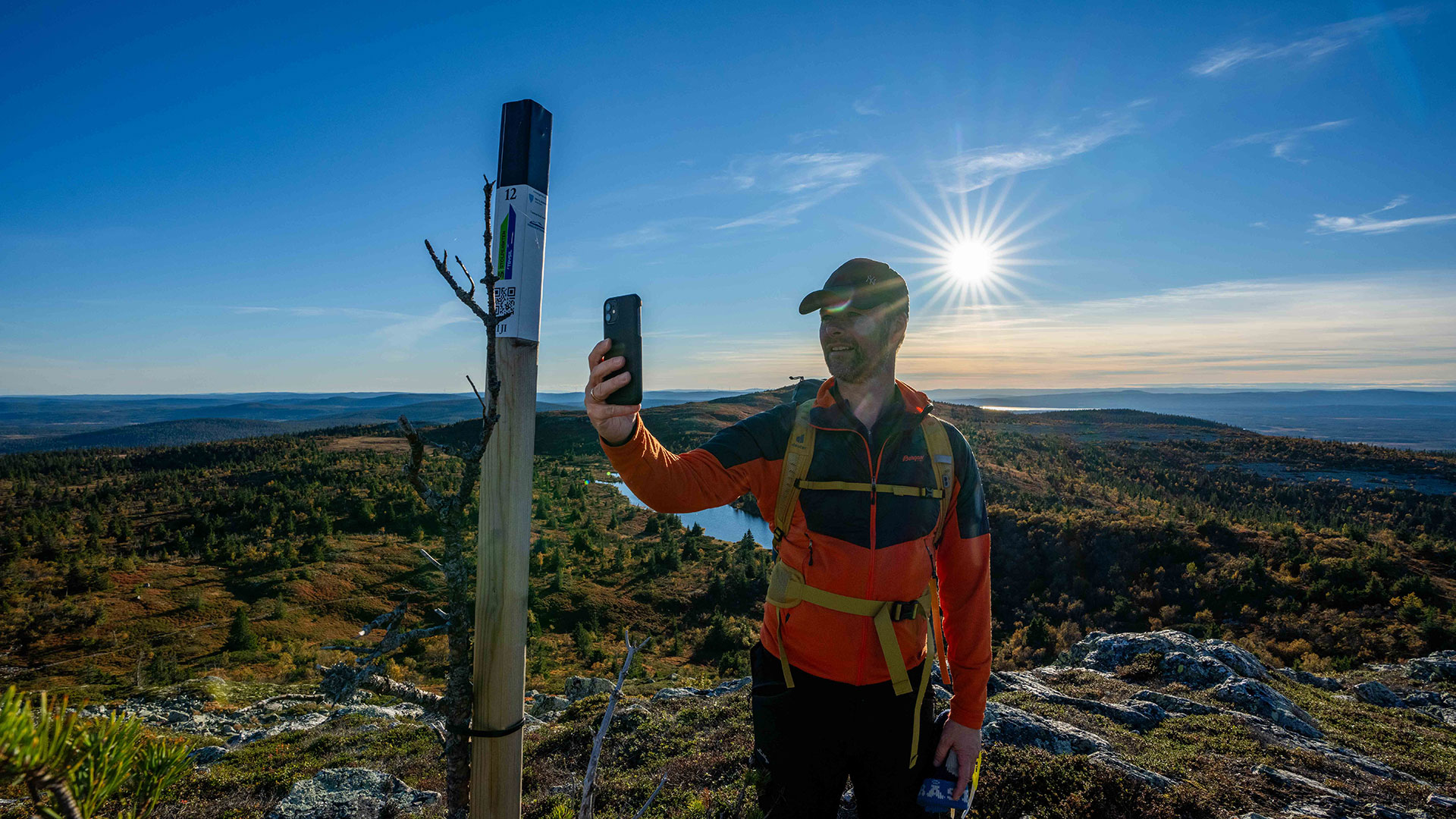 Mann på stolpejakt på fjellet