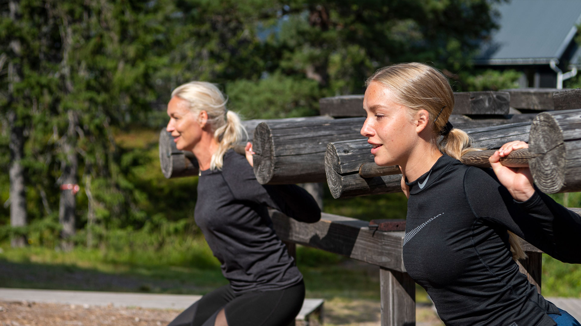 Träningsresa i fjällen, två kvinnor tränar vid ett utegym