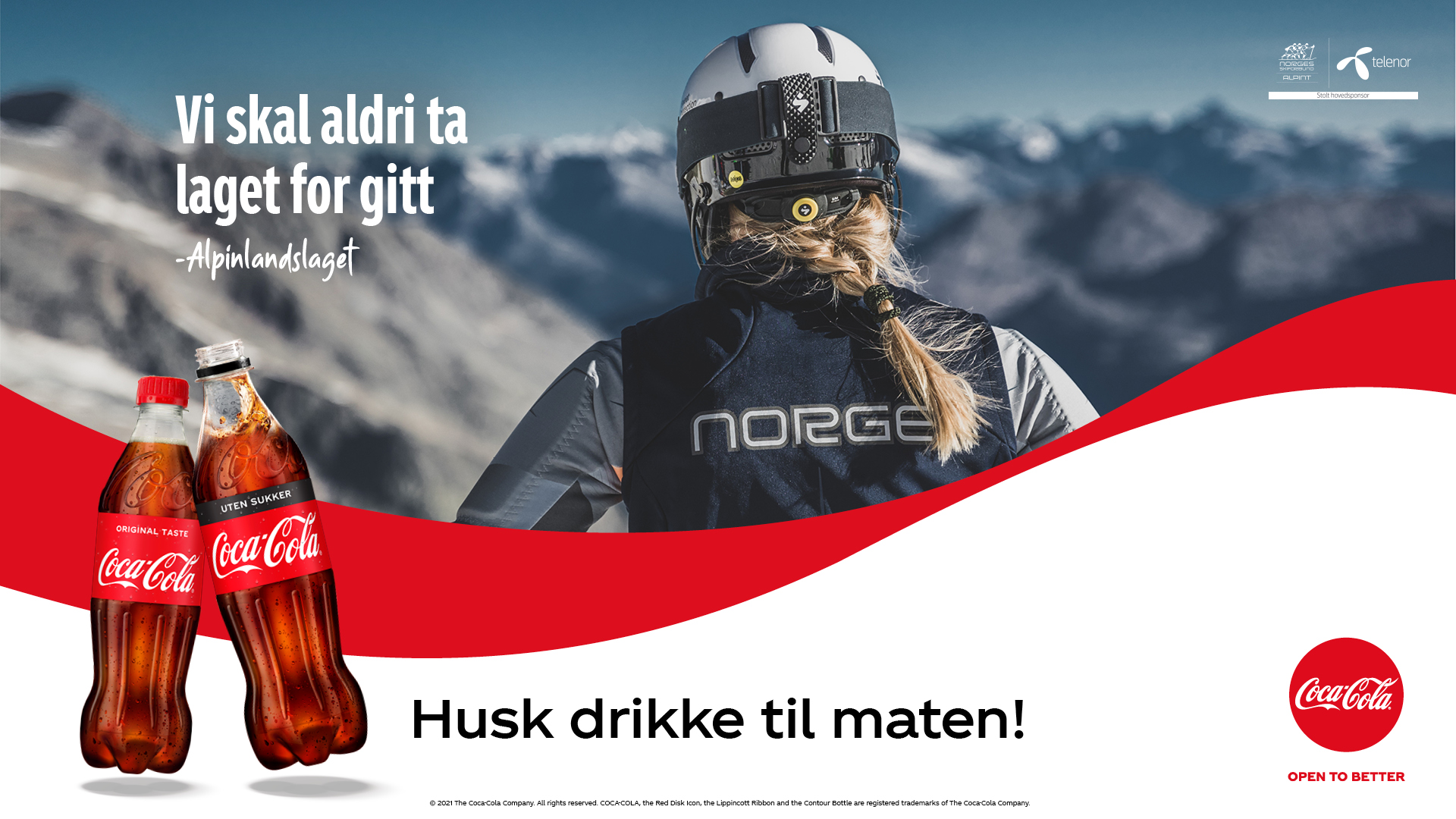 Coca-Cola-reklame med norsk alpinutøver i bakgrunnen, iført en hjelm med "NORGE" på jakken. Teksten "Vi skal aldri ta laget for gitt - Alpinlandslaget" og "Husk drikke til maten!" vises sammen med to Coca-Cola-flasker