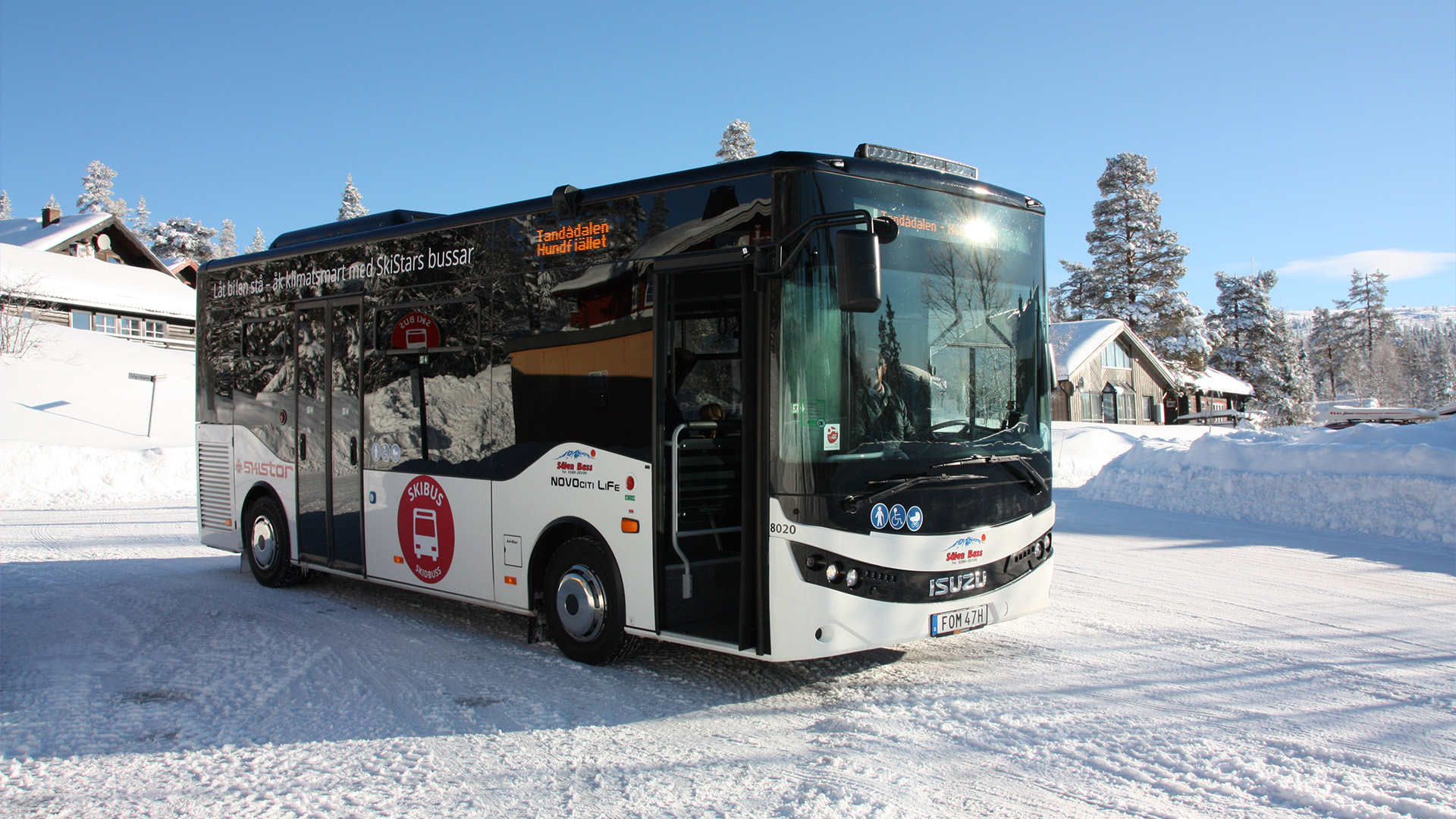 Buss i fjällmiljö i skidorten Sälen under vintern