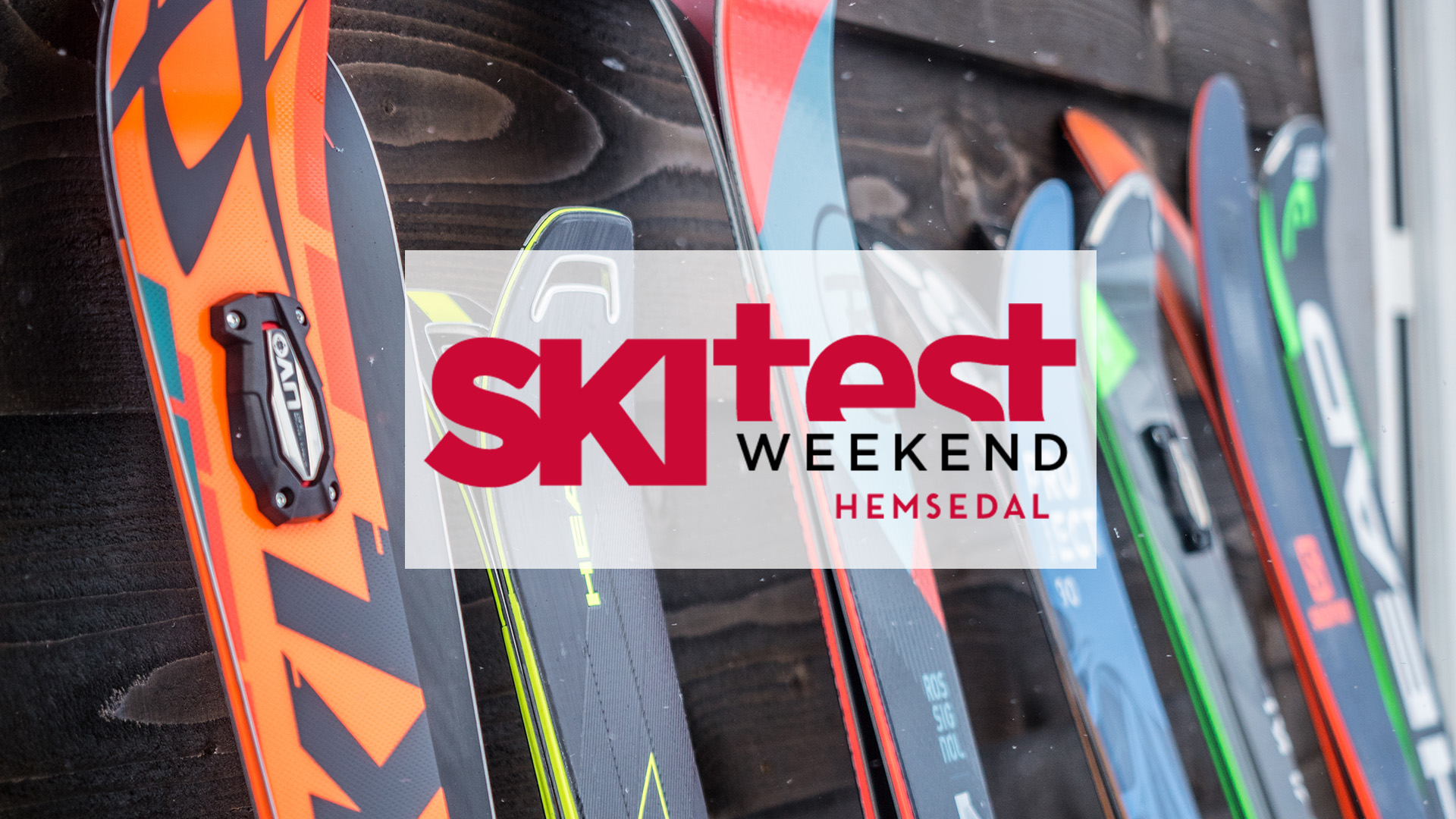 Skidor på en ställning med texten "Skitest Weekend Hemsedal." Perfekt för evenemang inom alpin skidtestning och vintersport i Hemsedal