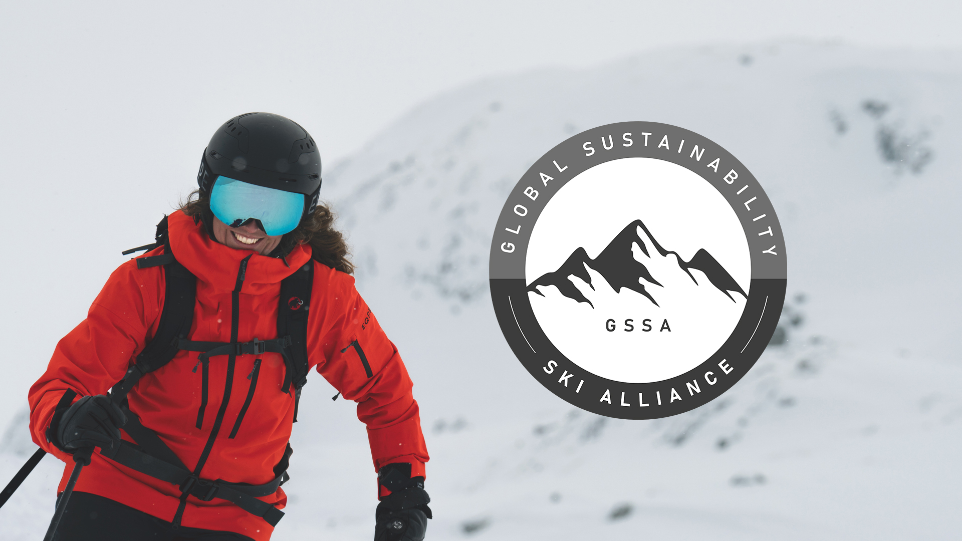 Person som åker skidor i röd jacka framför en snötäckt bergvägg, med logotypen för Global Sustainability Ski Alliance (GSSA) till höger