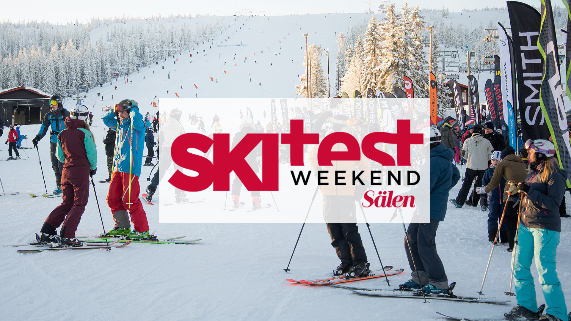 Skidåkare samlas för Skitest Weekend i Sälen, Sverige, med snötäckta backar och skidmärkesflaggor i bakgrunden