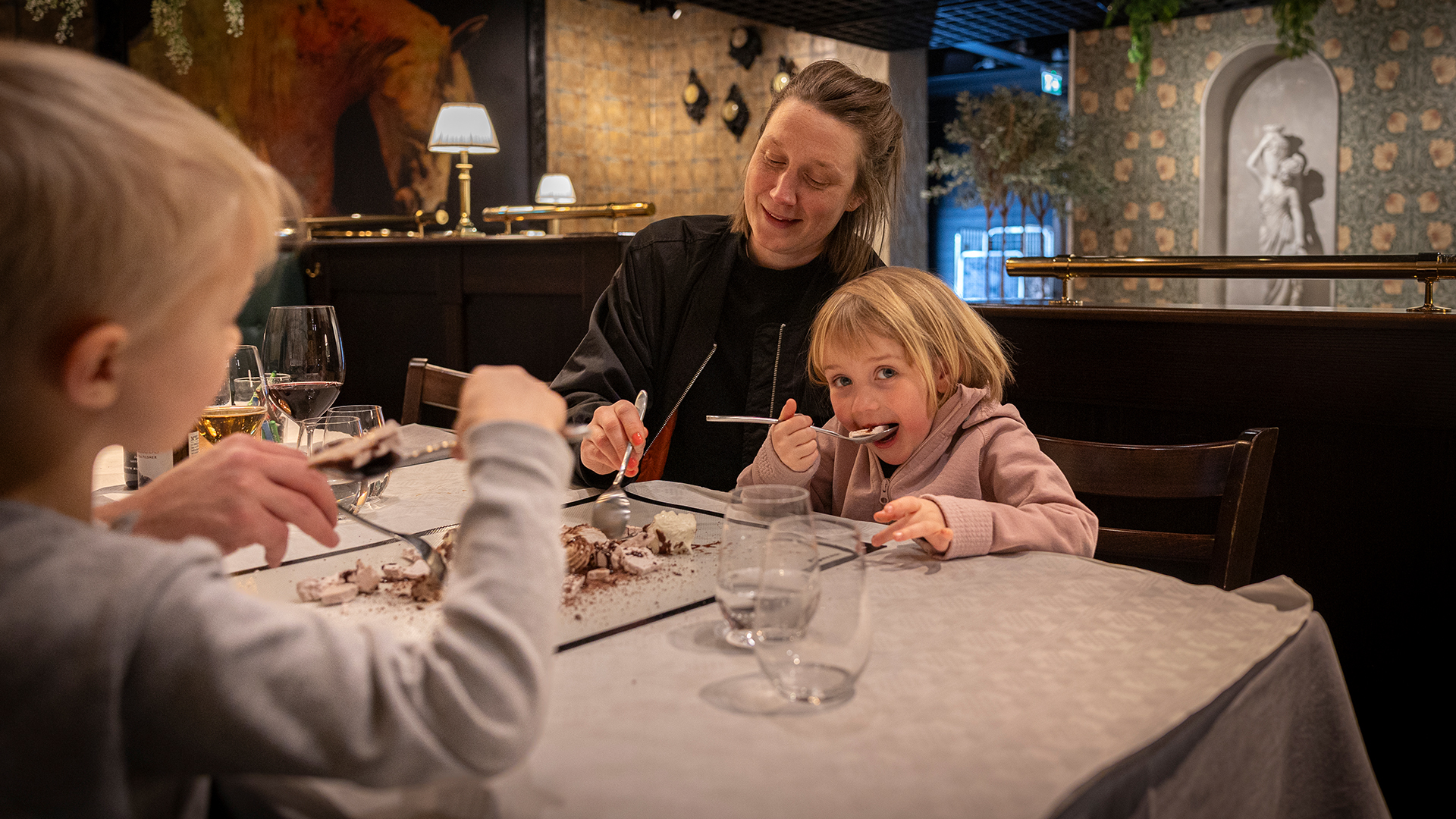 Familie genießt Dessert in einem stilvoll dekorierten Restaurant