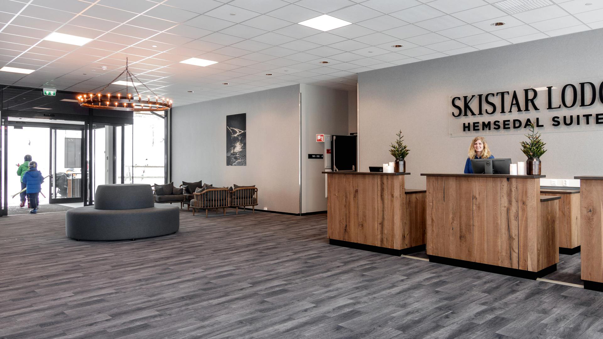 Receptionen i SkiStar Lodge Hemsedal Suites med modern inredning, trädetaljer och välkomnande personal