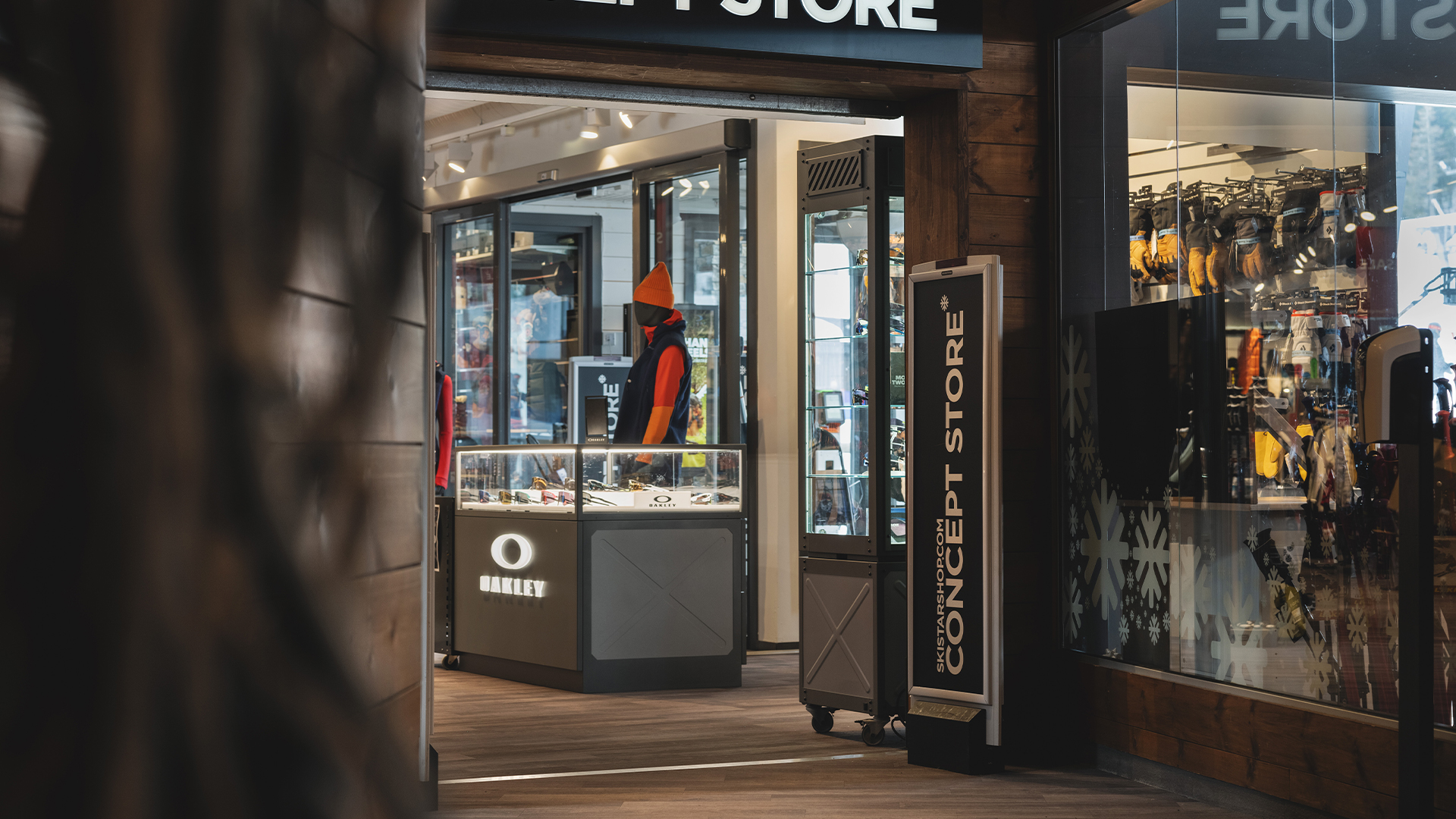 Ingång till en sportbutik med Oakley-display och skylt för konceptbutik, inredd med vinterutrustning