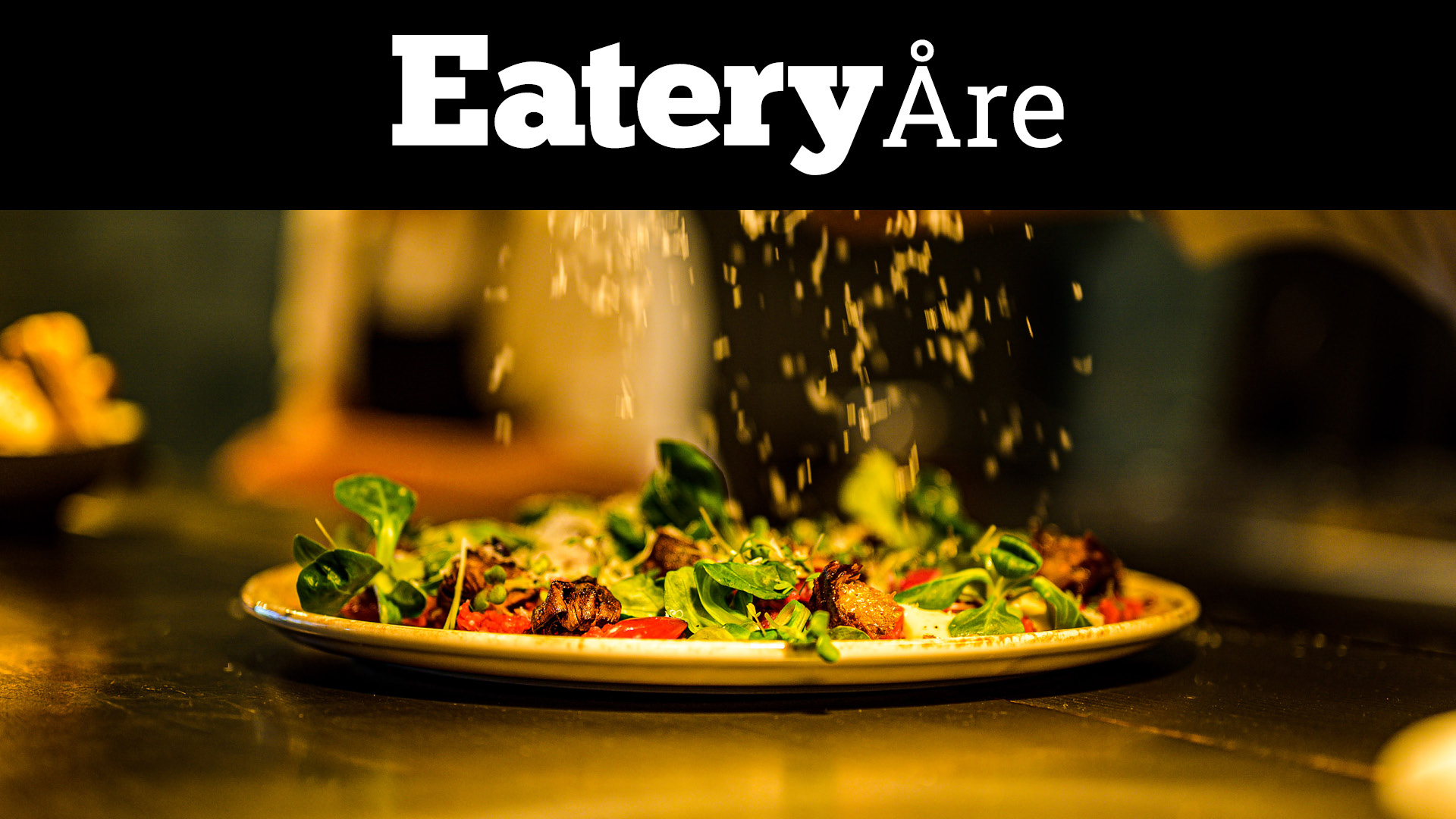 Mat på en tallrik med färska grönsaker och kött, serverad på Eatery Åre