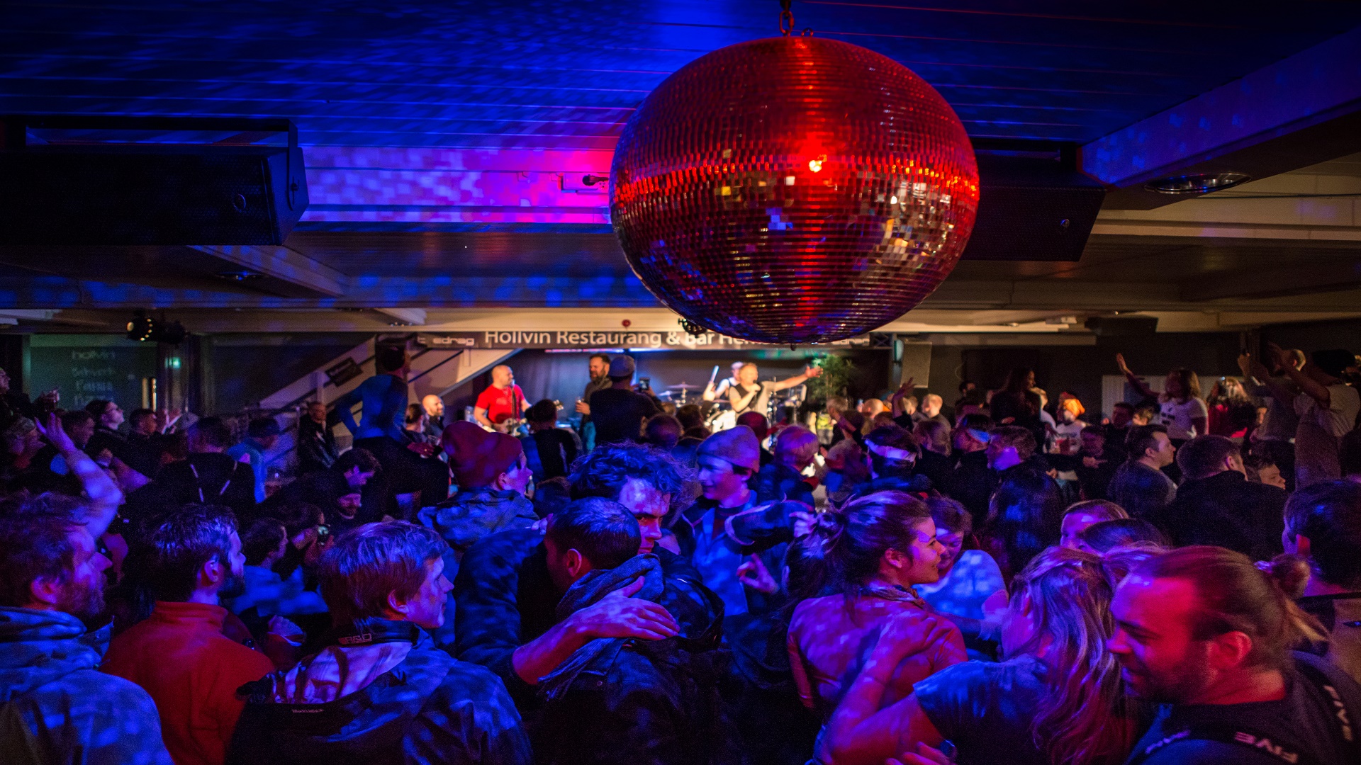 Folkfest på nattklubb i Åre med stor discokula och dansande publik
