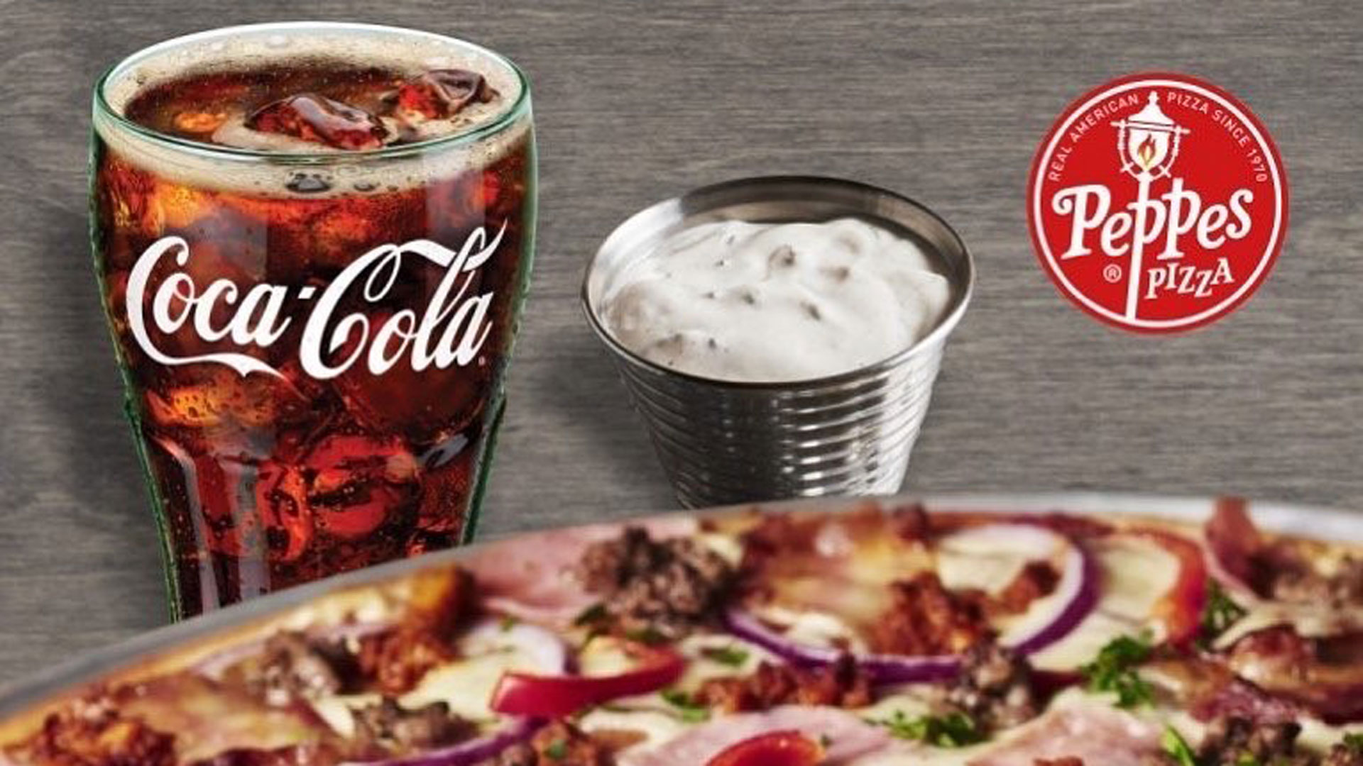 Ett glas med Coca-Cola, en skål med sås och en pizza från Peppes Pizza
