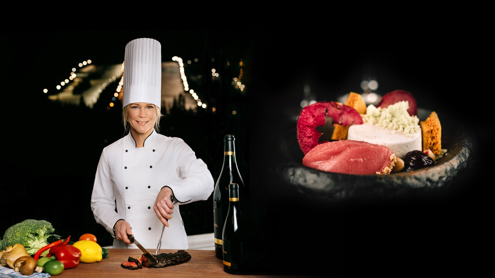 Kock i vit kockrock och hög hatt skär kött vid ett bord, omgiven av färska grönsaker. I bakgrunden syns en elegant efterrätt med frukt och kaka