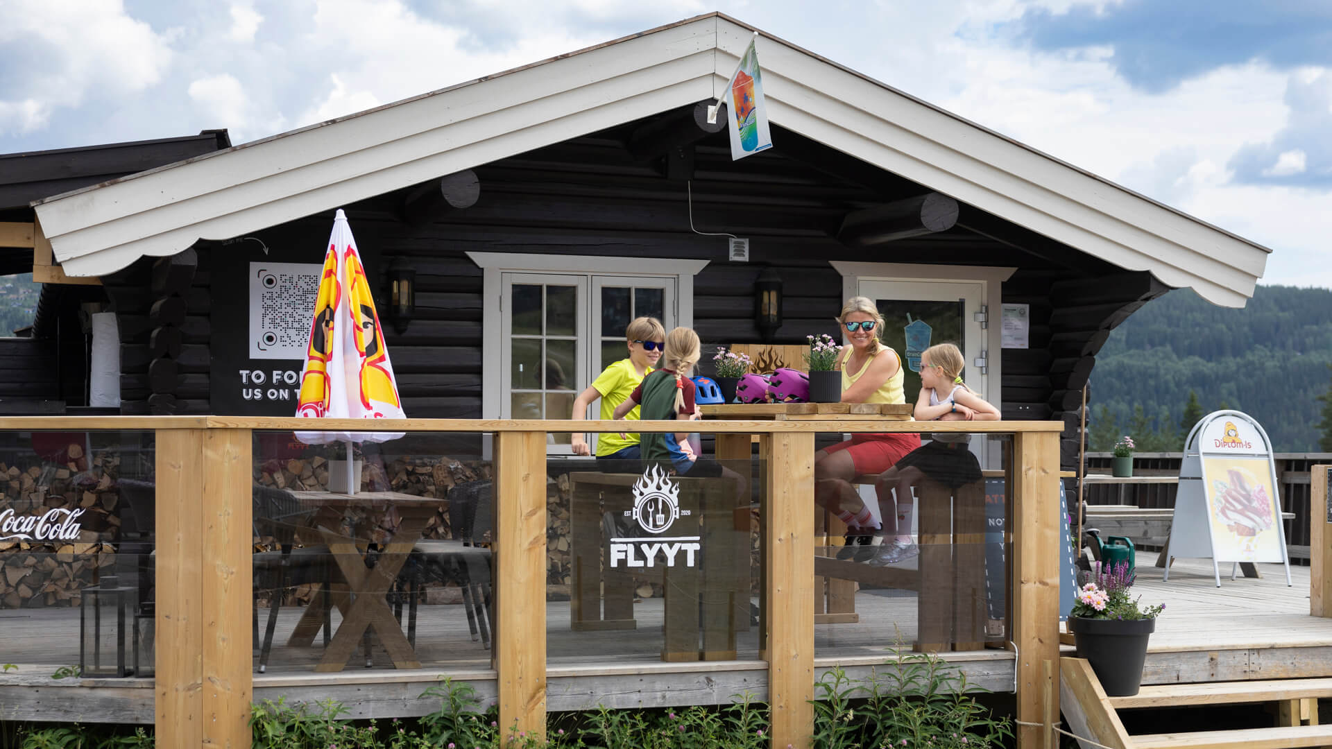 En familj som äter på FLYYT i Trysil under sommaren