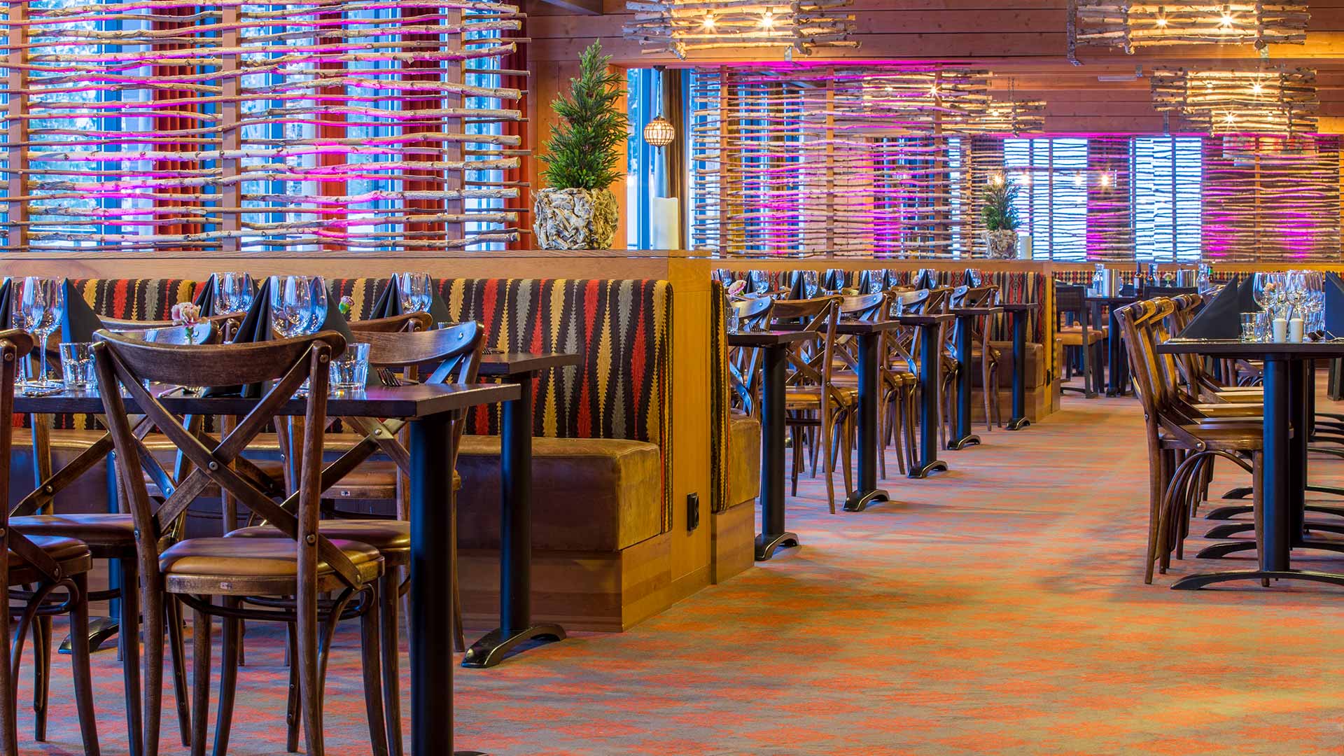 Restauranginteriör med stolar och bord, modern inredning, mysig belysning