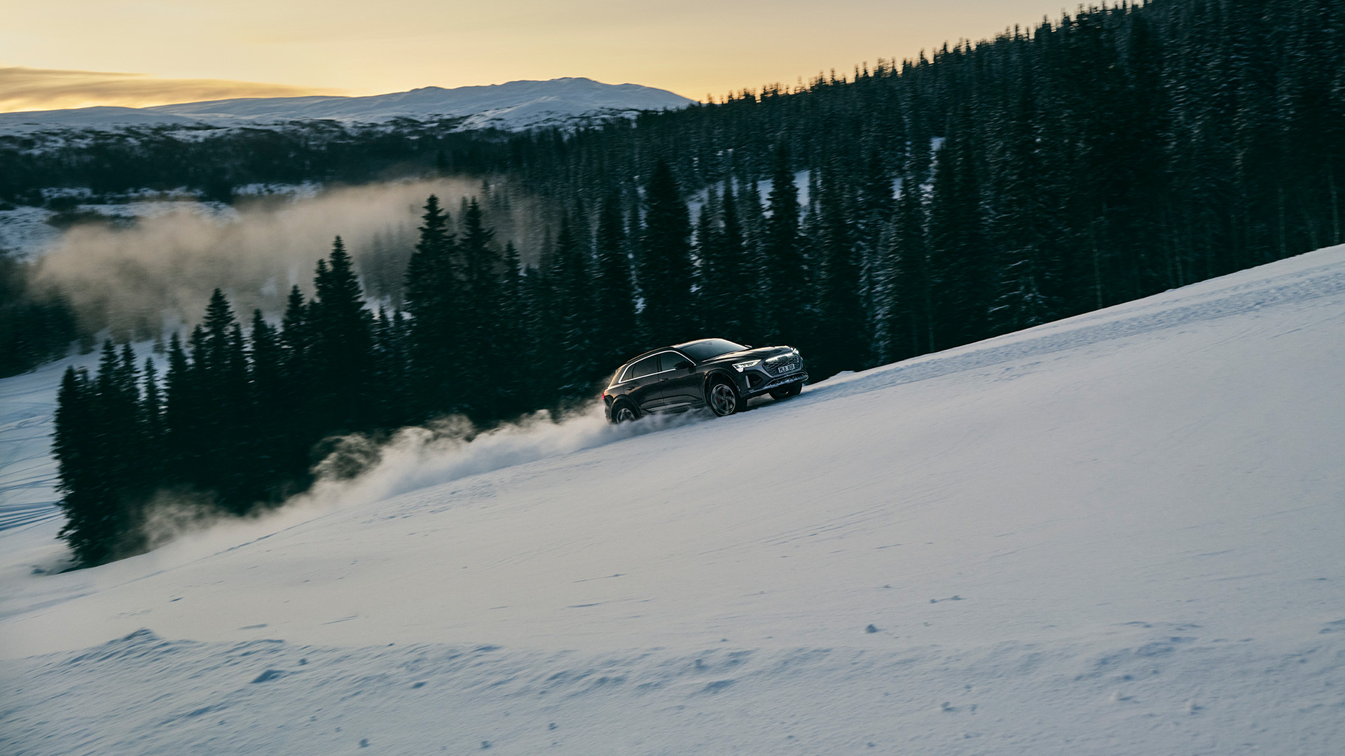 SUV kör genom snötäckt skog i vinterlandskap