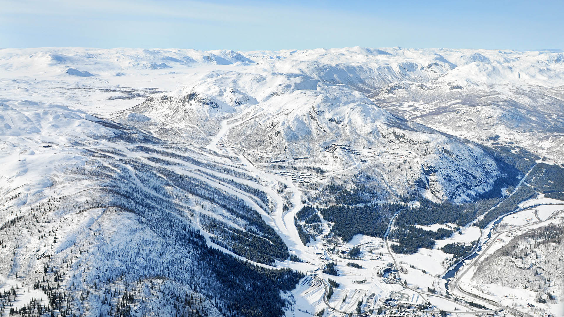 Hemsedals snöiga landskap och skicenter i fjällen.