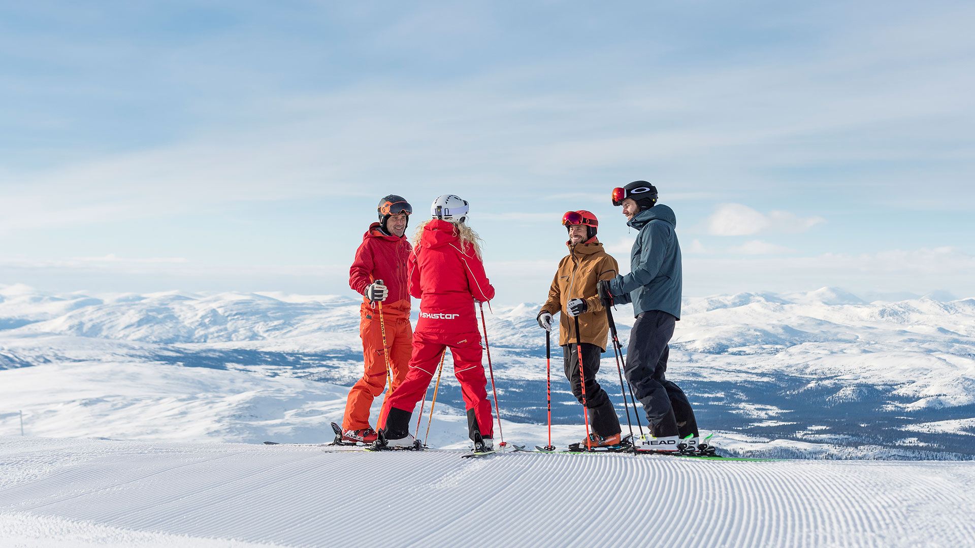 Personer åker skidor i skidskolan i fjällen.