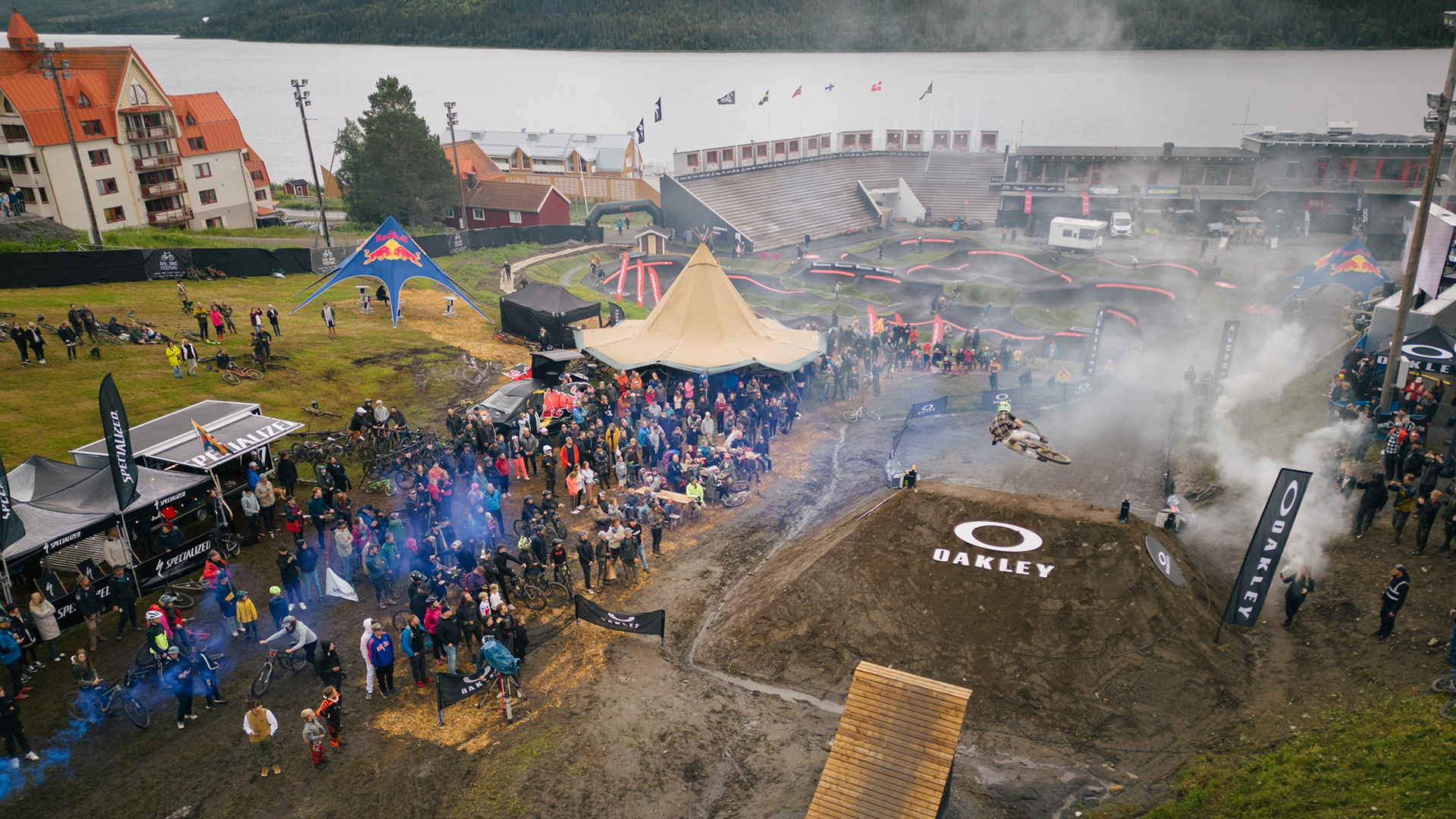 Cykelfestival med publik och mountainbikeåkning i Åre, Sverige