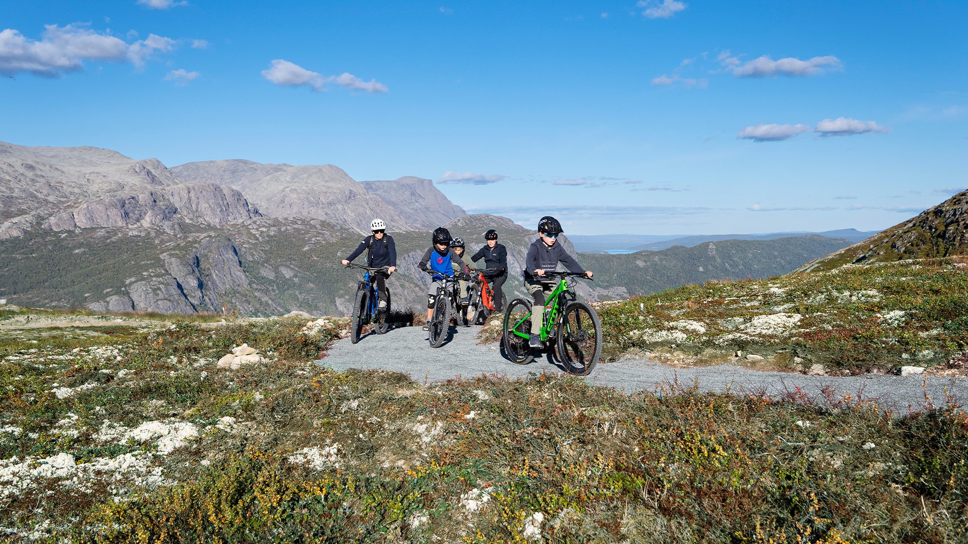 Två personer som är ute och MTB-cyklar i Åre.