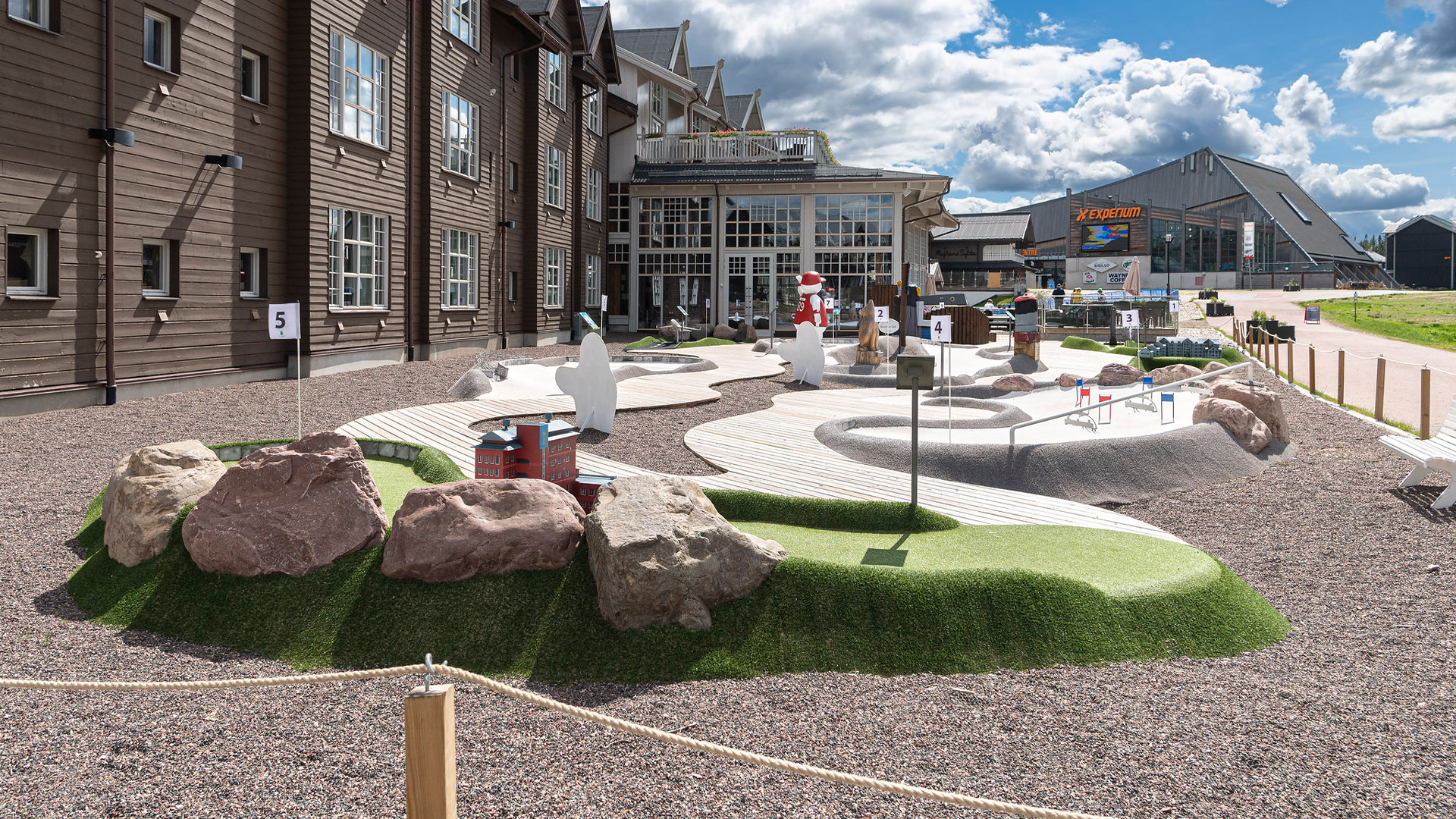 Minigolfbana utomhus vid SkiStar Lodge Lindvallen, solig dag med blå himmel