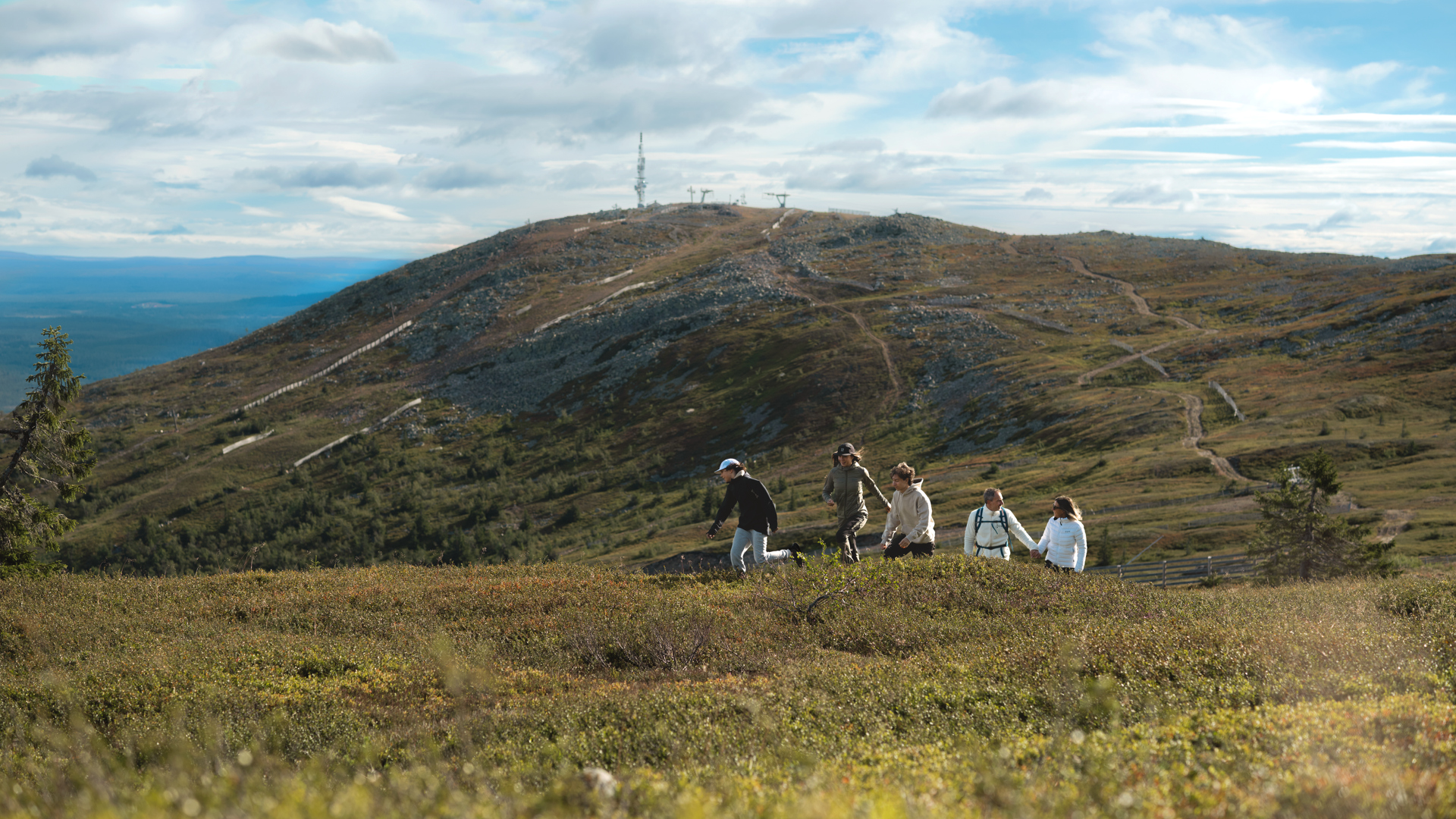 En familj är ute på vandring i fjällen.