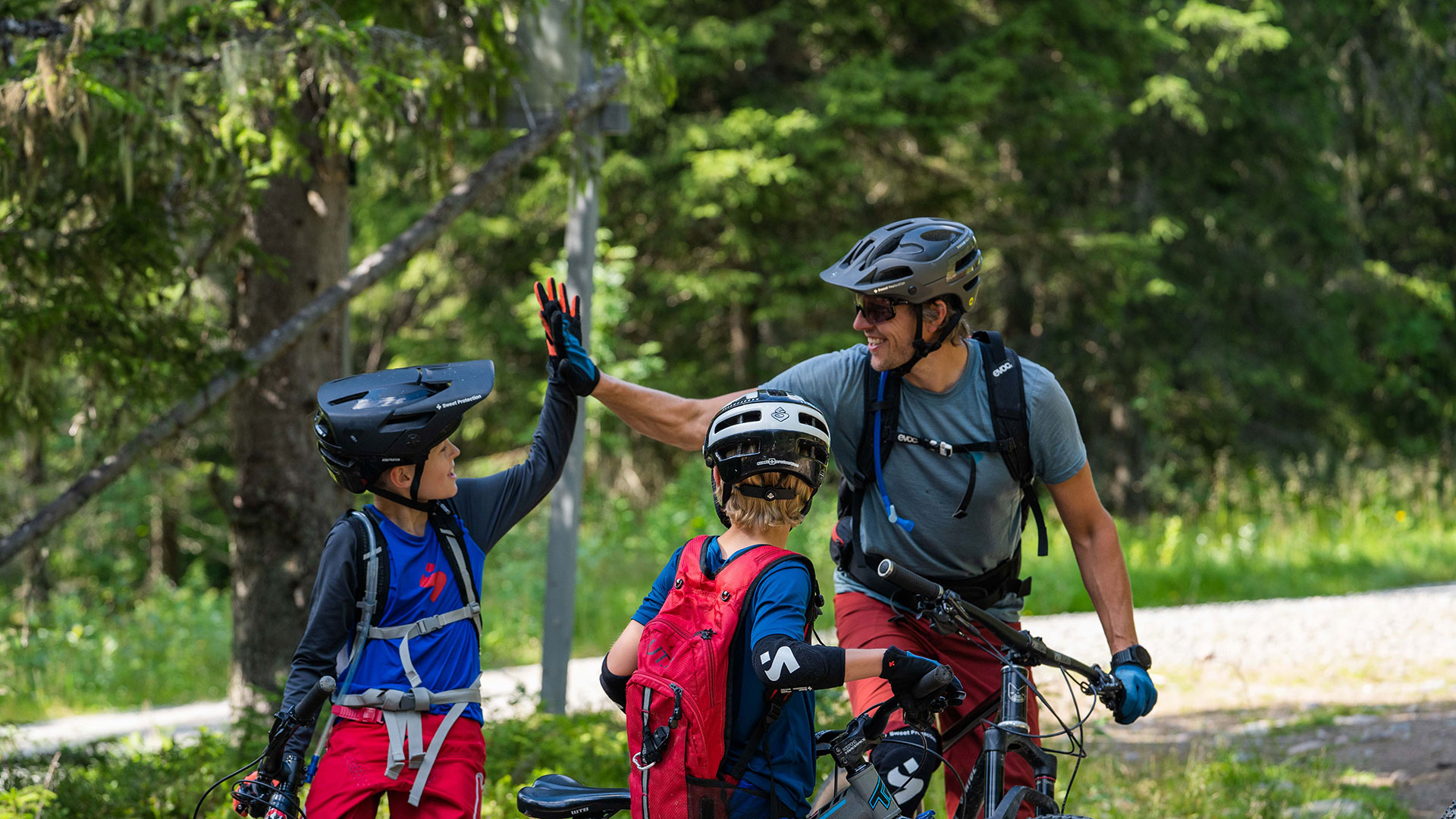 En familj som cyklar stigcykling i Hemsedal.