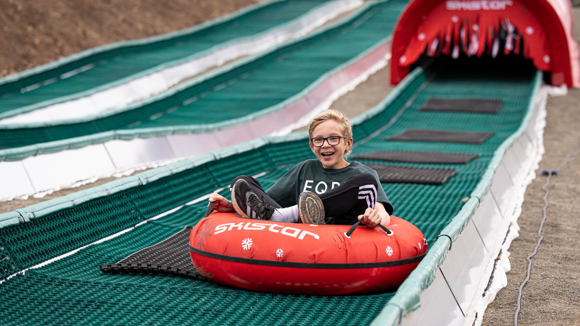 Kille som åker ned för Mountain Tube i Trysil