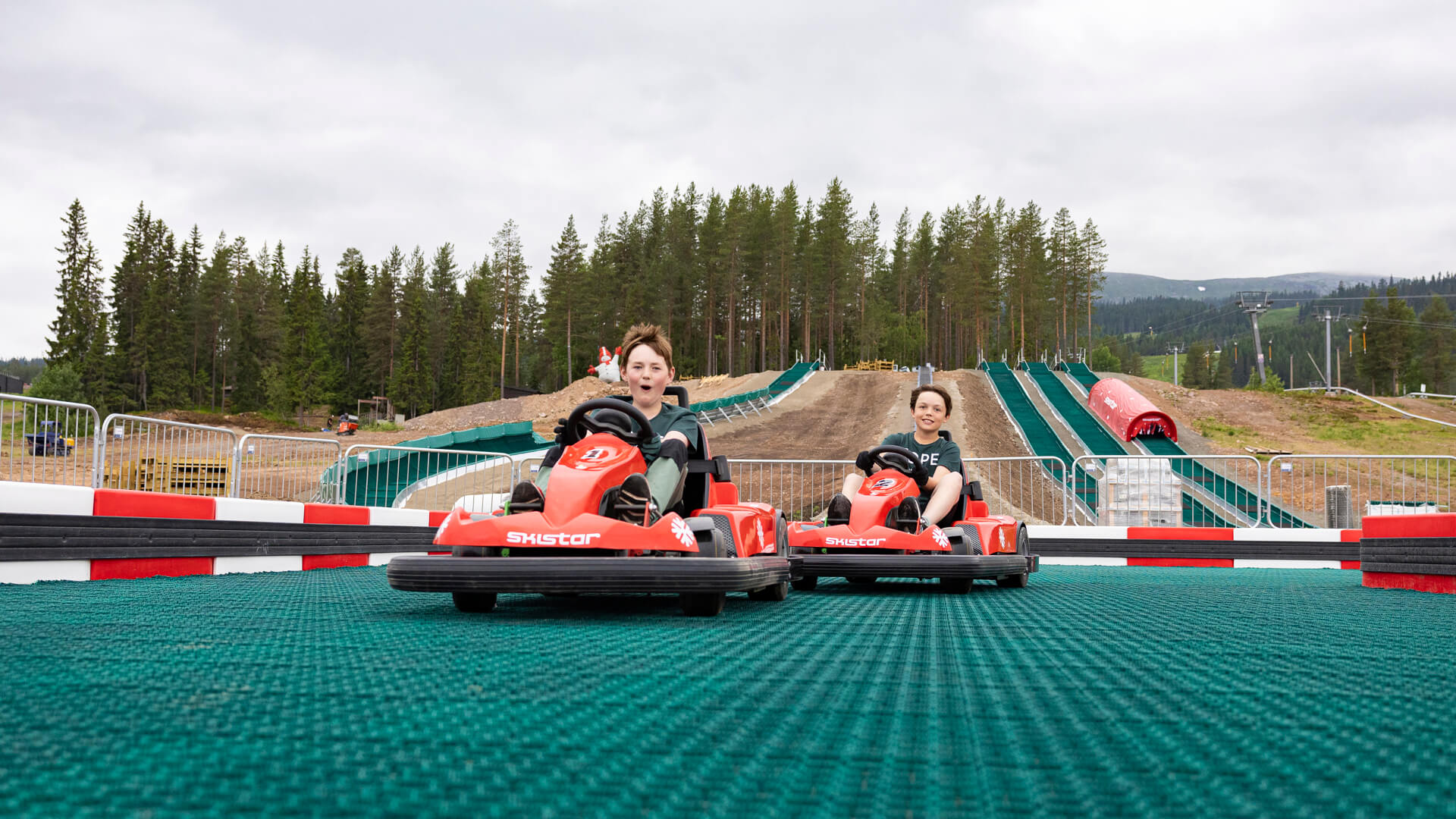 Killar som åker Mountain Mini Drifting Carts i Trysil