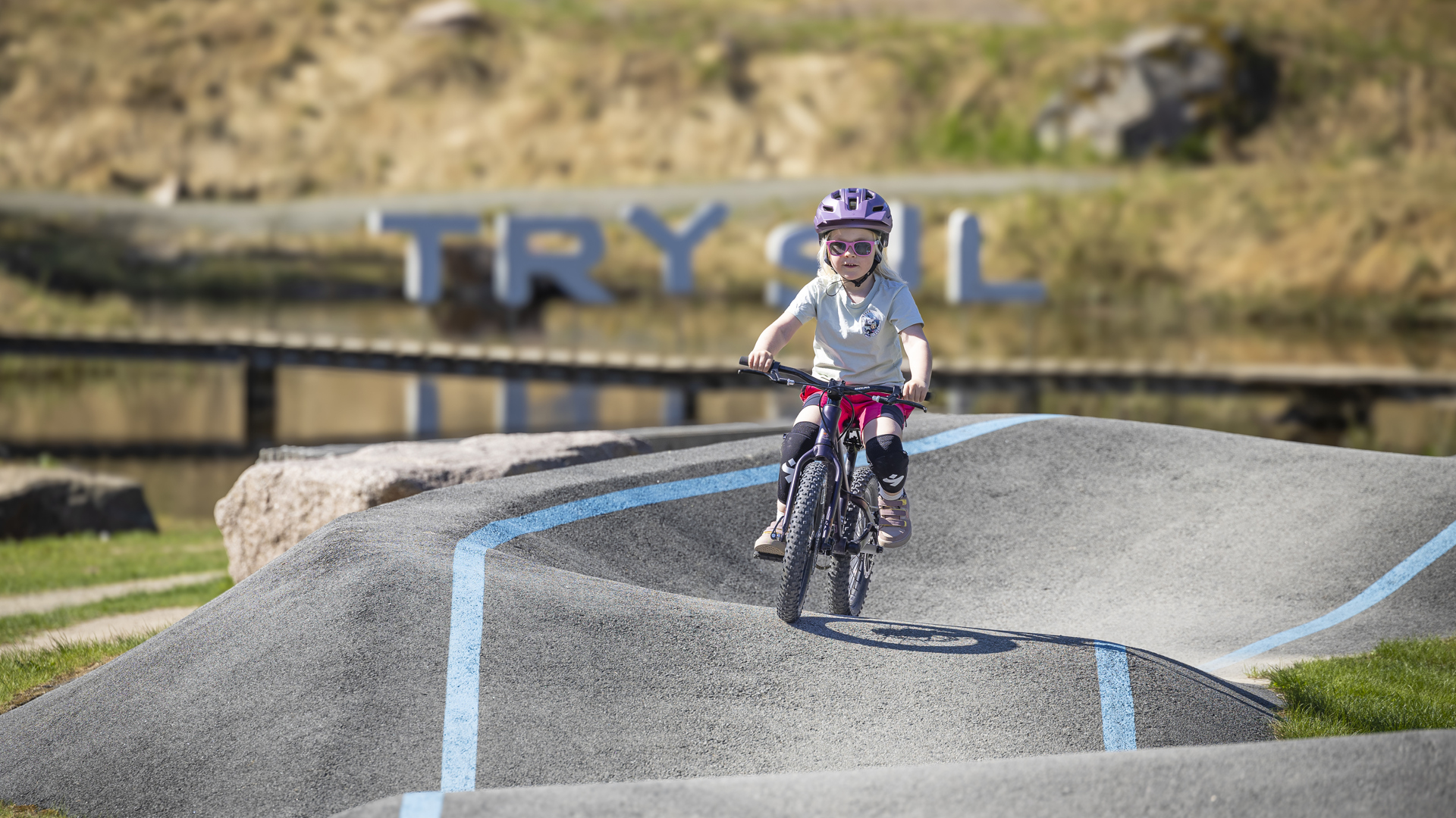 En tjej som cyklar på pumptrack i Trysil Bike Arena