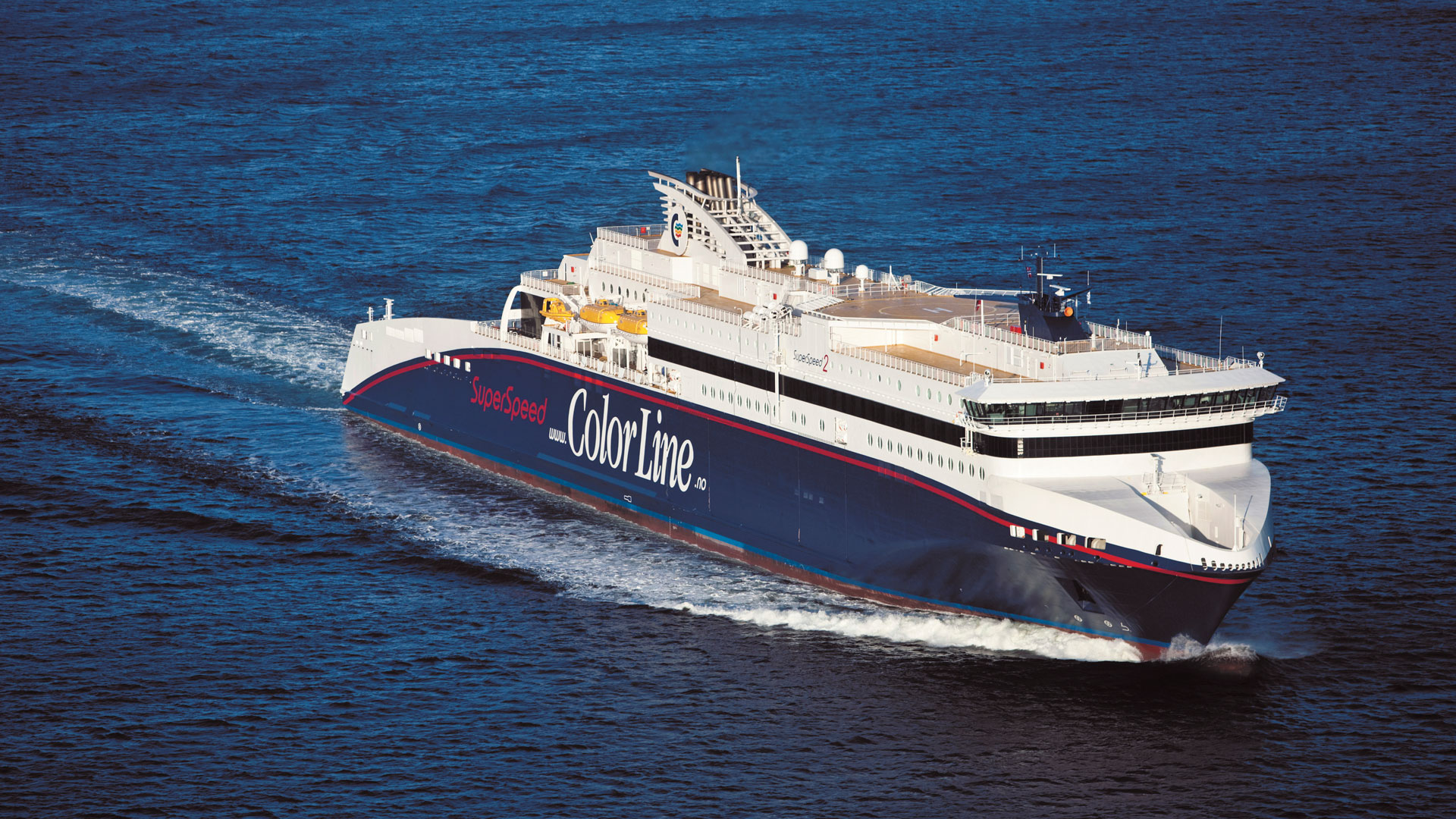 Stor passagerarfärja från Color Line på havet, med soligt väder och blå vågor