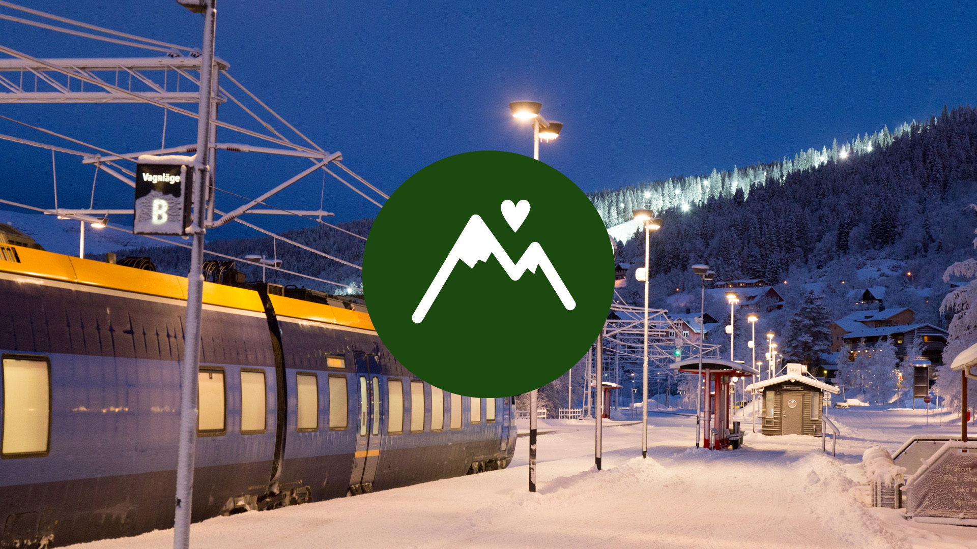 Tågstation i vintrigt landskap med snö och skog, kvällsbild från Sverige, tåg på perrongen, grön logo mitt i bilden med vitt fjäll och ett vitt hjärta på