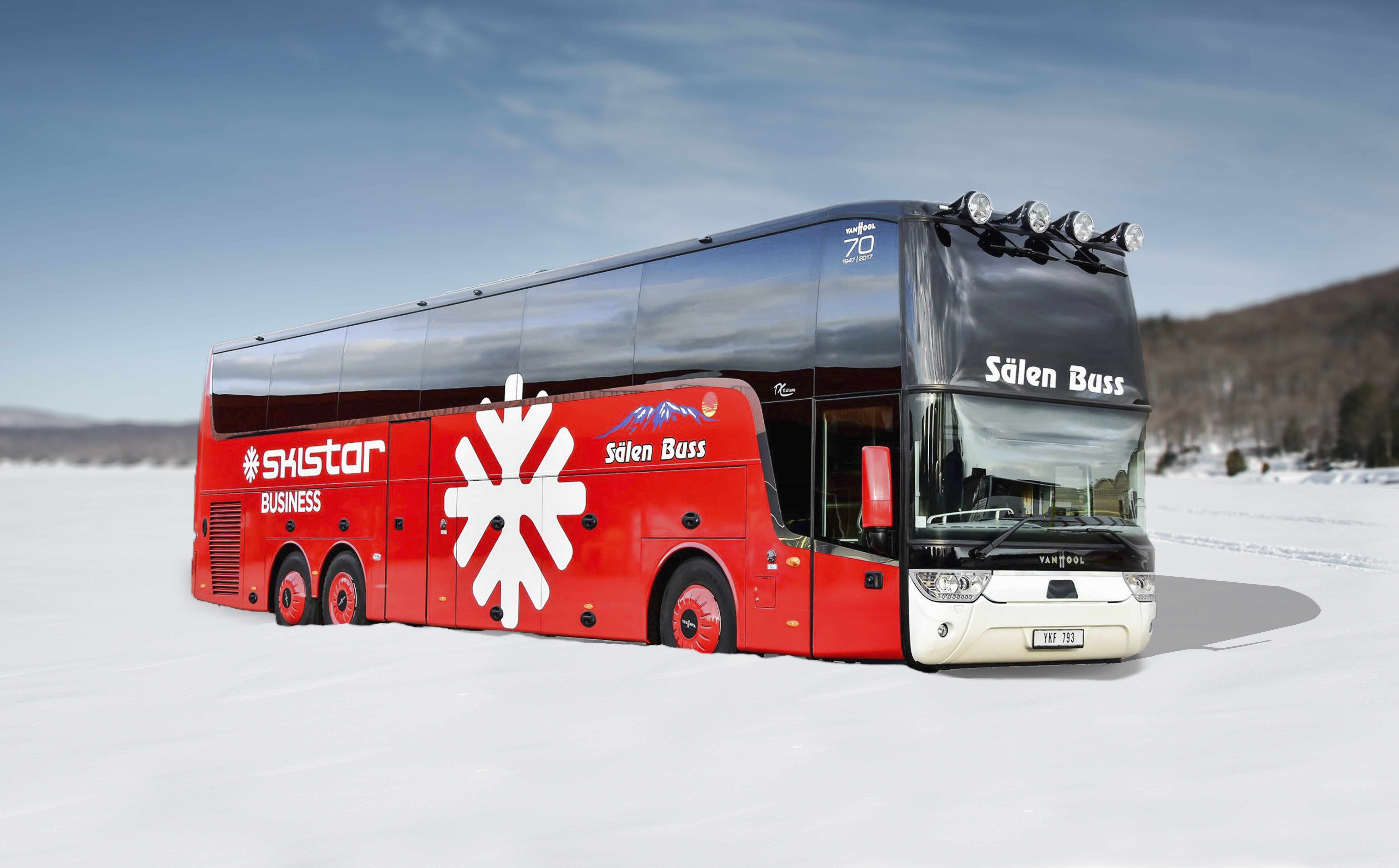 Roter Doppeldeckerbus mit der Aufschrift "Sälen Buss" und "SkiStar" geparkt in einer Schneelandschaft, klarblauer Himmel im Hintergrund