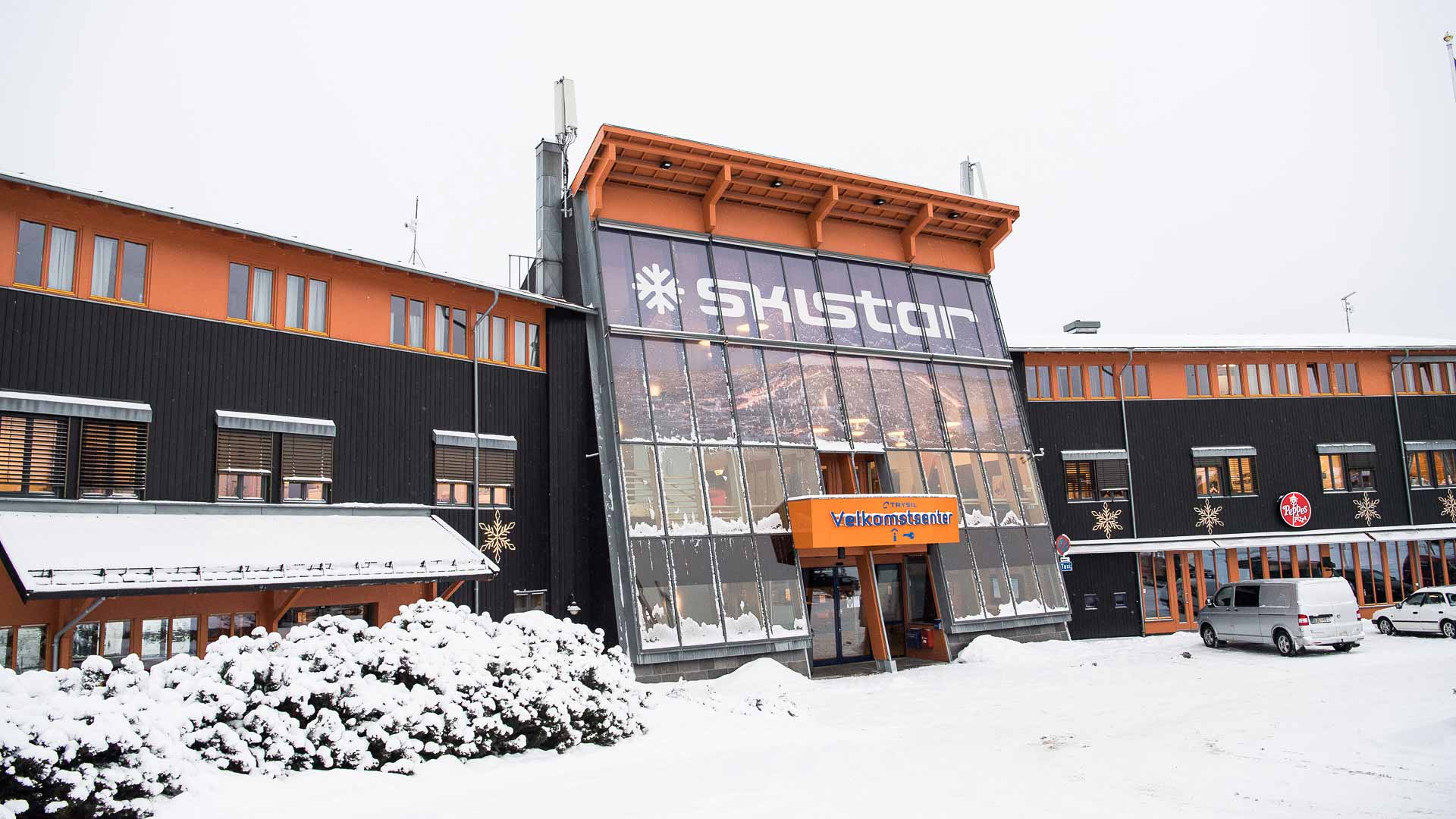 Skistar välkomstcenter i ett snöigt landskap med moderna byggnader och parkerade bilar, receptionen i Trysil, Norge